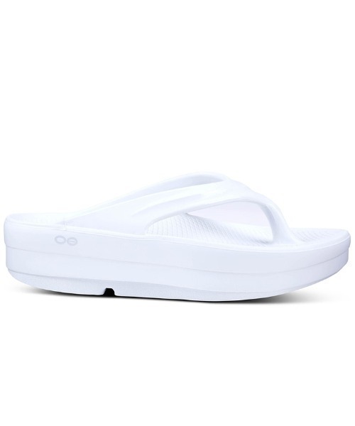OOFOS（ウーフォス）の「OOFOS/ウーフォス  OOmega　リカバリーサンダル　厚底（サンダル・レディース・ホワイト/ブラック・23/25/24）」の6枚目の写真