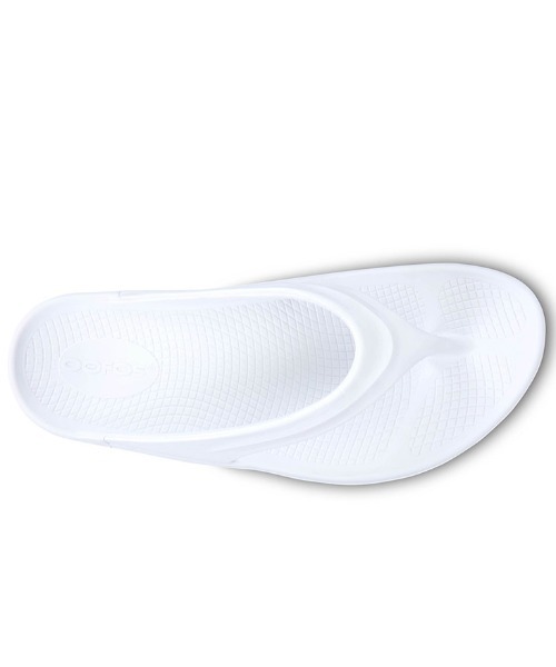 OOFOS（ウーフォス）の「OOFOS/ウーフォス  OOmega　リカバリーサンダル　厚底（サンダル・レディース・ホワイト/ブラック・23/25/24）」の8枚目の写真