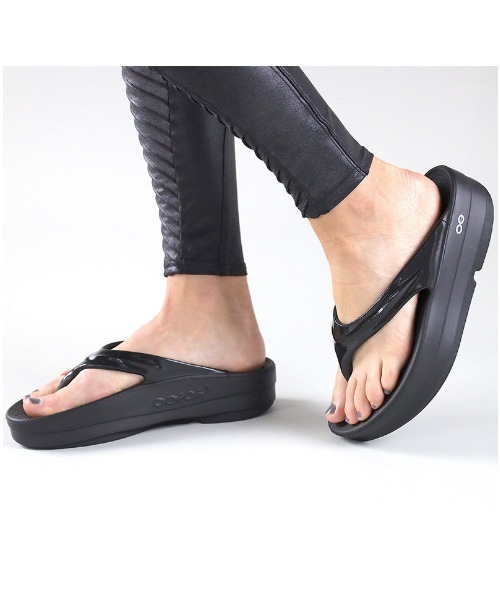 OOFOS（ウーフォス）の「OOFOS/ウーフォス  OOmega　リカバリーサンダル　厚底（サンダル・レディース・ホワイト/ブラック・23/25/24）」の13枚目の写真