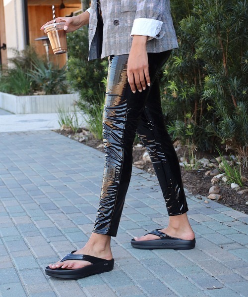 OOFOS（ウーフォス）の「OOFOS/ウーフォス  OOmega　リカバリーサンダル　厚底（サンダル・レディース・ホワイト/ブラック・23/25/24）」の15枚目の写真