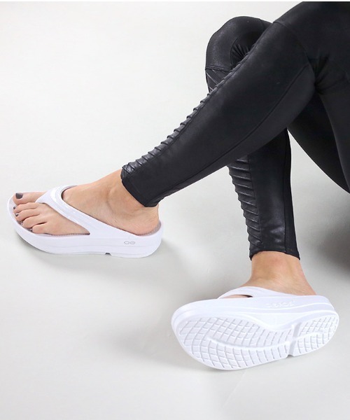 OOFOS（ウーフォス）の「OOFOS/ウーフォス  OOmega　リカバリーサンダル　厚底（サンダル・レディース・ホワイト/ブラック・23/25/24）」の4枚目の写真