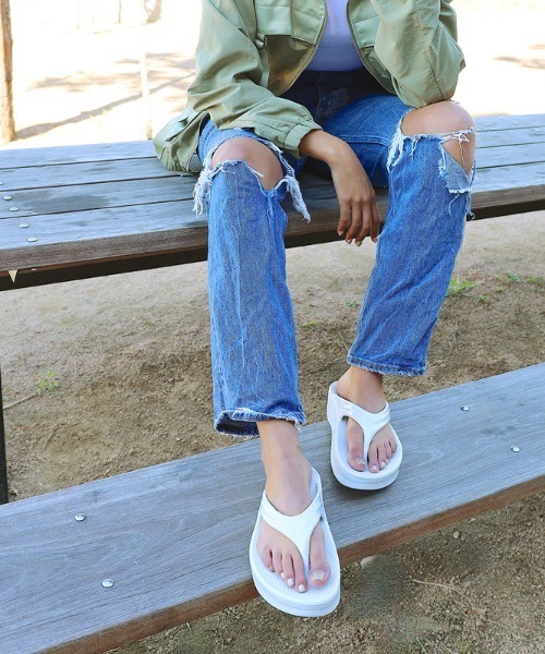 OOFOS（ウーフォス）の「OOFOS/ウーフォス  OOmega　リカバリーサンダル　厚底（サンダル・レディース・ホワイト/ブラック・23/25/24）」の7枚目の写真