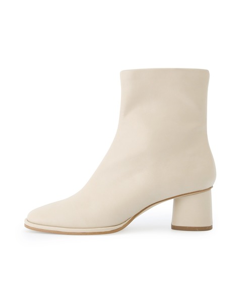 ADAM ET ROPE'（アダムエロペ）の「【WEB限定(一部店舗展開あり)】ストレッチショートブーツ（ブーツ・レディース・オフホワイト/オレンジ/ベージュ/ブラック・23.5cm/24.0cm/24.5cm/23.0cm）」の15枚目の写真