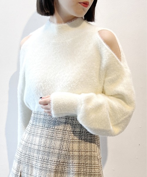 NOMAE(ノーマエ)の「ショルダーオープンフェザーニット(ニット/セーター・レディース・ホワイト/ライトグレー/ベージュ/ライトピンク・FREE)」の2枚目の写真