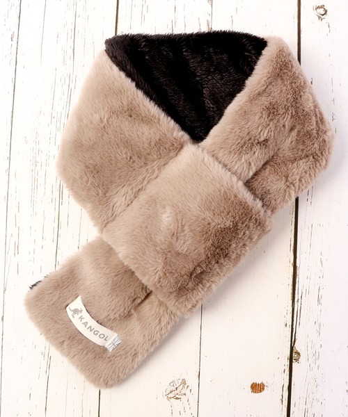 KANGOL（カンゴール）の「KANGOL ボア フェイクファーリバーシブルマフラー（マフラー・メンズ・グレイッシュベージュ/ブラック/アイボリー/サックスブルー/ミント/ホワイト系/ブラック系/グレー系・FREE）」の6枚目の写真