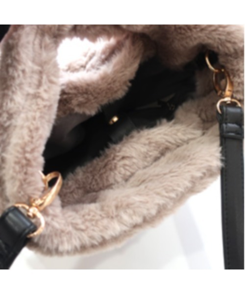 mimis（ミイーミイーズ）の「エコファーメッシュバッグ（ショルダー取り外し可能）（ショルダーバッグ・レディース・グレー/ブラック・FREE）」の7枚目の写真