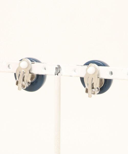 Fun & Daily（ファンアンドデイリー）の「F&D : カラードットイヤリング（イヤリング・レディース・イエロー/ベージュ/ネイビー/ホワイト/レッド/ピンク/グレー・FREE）」の8枚目の写真