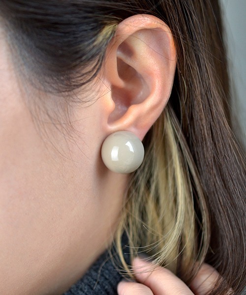 Fun & Daily（ファンアンドデイリー）の「F&D : カラードットイヤリング（イヤリング・レディース・イエロー/ベージュ/ネイビー/ホワイト/レッド/ピンク/グレー・FREE）」の3枚目の写真