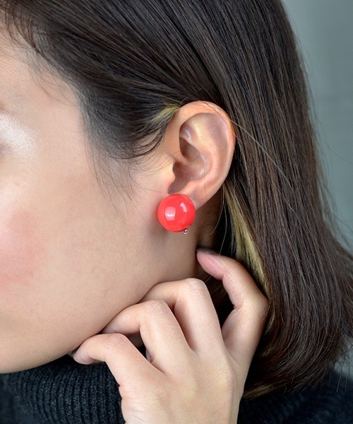 Fun & Daily（ファンアンドデイリー）の「F&D : カラードットイヤリング（イヤリング・レディース・イエロー/ベージュ/ネイビー/ホワイト/レッド/ピンク/グレー・FREE）」の7枚目の写真