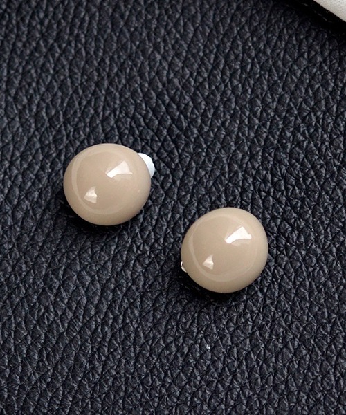 Fun & Daily（ファンアンドデイリー）の「F&D : カラードットイヤリング（イヤリング・レディース・イエロー/ベージュ/ネイビー/ホワイト/レッド/ピンク/グレー・FREE）」の12枚目の写真