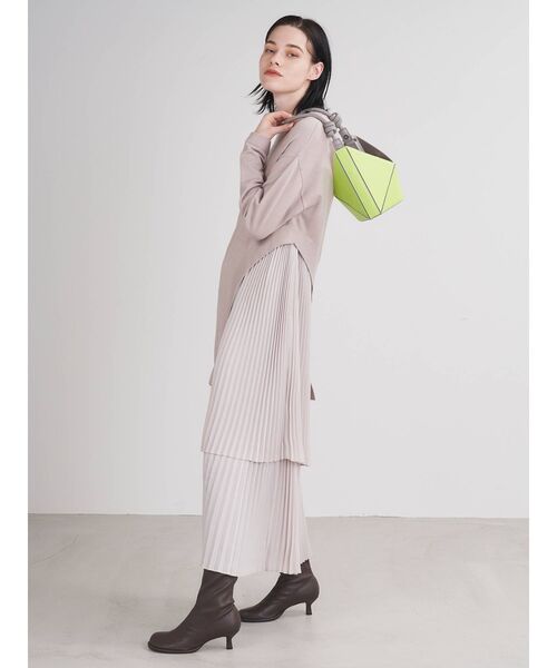 ELENDEEK(エレンディーク)の「ニットミックスプリーツティアードワンピース(ワンピース・レディース・グレー/ブラック/ベージュ・01/02)」の4枚目の写真