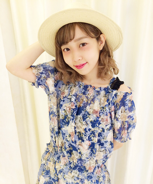 one after another NICE CLAUP（ワンアフターアナザーナイスクラップ）の「【ナイスクラップ】オパール花柄ギャザーブラウス（シャツ/ブラウス・レディース・ホワイト/ネイビー/ブルー・FREE）」の2枚目の写真