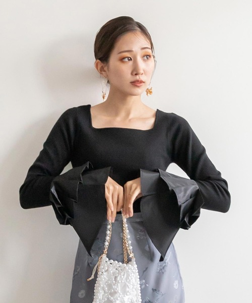 RANDA(ランダ)の「フレアスリーブスクエアネックニット(ニット/セーター・レディース・ベージュ/ブルー/ブラック・FREE)」の2枚目の写真