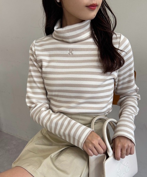 one after another NICE CLAUP(ワンアフターアナザーナイスクラップ)の「イニシャル刺繍ハイネックトップス(Tシャツ/カットソー・レディース・サックスブルー/ライトグレー/ベージュ/オフホワイト/ホワイト×ブラック/ブラック・FREE)」の5枚目の写真