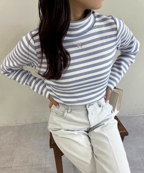 one after another NICE CLAUP(ワンアフターアナザーナイスクラップ)の「イニシャル刺繍ハイネックトップス(Tシャツ/カットソー・レディース・サックスブルー/ライトグレー/ベージュ/オフホワイト/ホワイト×ブラック/ブラック・FREE)」の6枚目の写真