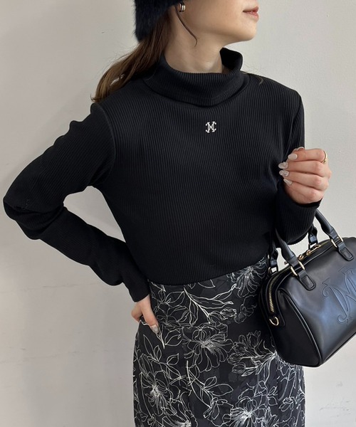 one after another NICE CLAUP(ワンアフターアナザーナイスクラップ)の「イニシャル刺繍ハイネックトップス(Tシャツ/カットソー・レディース・サックスブルー/ライトグレー/ベージュ/オフホワイト/ホワイト×ブラック/ブラック・FREE)」の2枚目の写真