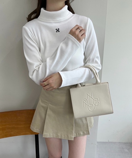one after another NICE CLAUP(ワンアフターアナザーナイスクラップ)の「イニシャル刺繍ハイネックトップス(Tシャツ/カットソー・レディース・サックスブルー/ライトグレー/ベージュ/オフホワイト/ホワイト×ブラック/ブラック・FREE)」の8枚目の写真