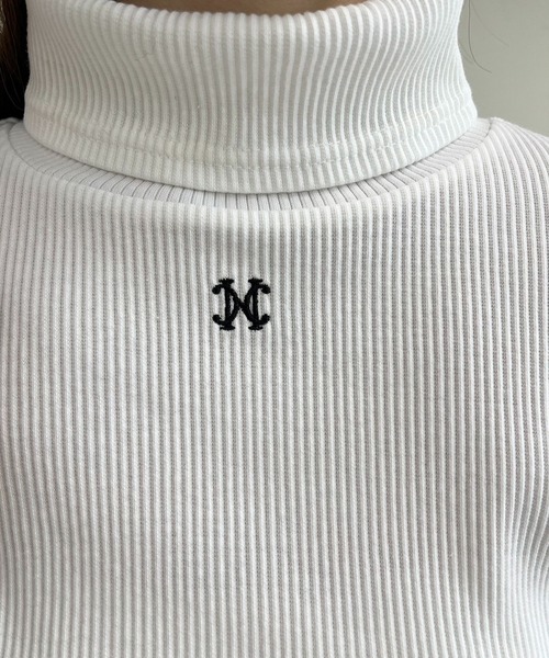 one after another NICE CLAUP(ワンアフターアナザーナイスクラップ)の「イニシャル刺繍ハイネックトップス(Tシャツ/カットソー・レディース・サックスブルー/ライトグレー/ベージュ/オフホワイト/ホワイト×ブラック/ブラック・FREE)」の11枚目の写真