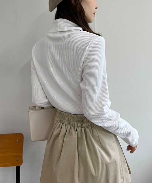 one after another NICE CLAUP(ワンアフターアナザーナイスクラップ)の「イニシャル刺繍ハイネックトップス(Tシャツ/カットソー・レディース・サックスブルー/ライトグレー/ベージュ/オフホワイト/ホワイト×ブラック/ブラック・FREE)」の10枚目の写真