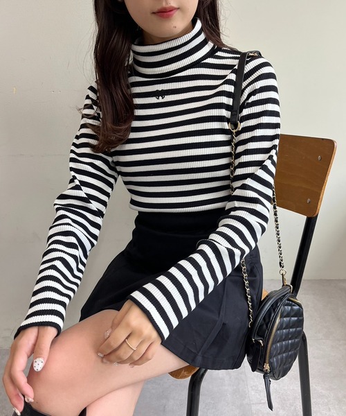 one after another NICE CLAUP(ワンアフターアナザーナイスクラップ)の「イニシャル刺繍ハイネックトップス(Tシャツ/カットソー・レディース・サックスブルー/ライトグレー/ベージュ/オフホワイト/ホワイト×ブラック/ブラック・FREE)」の15枚目の写真