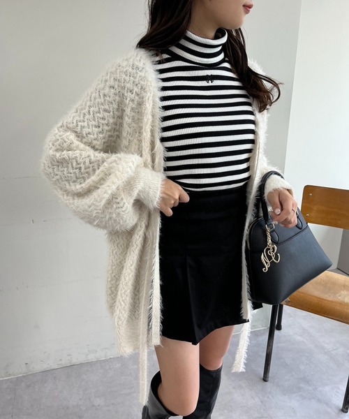 one after another NICE CLAUP(ワンアフターアナザーナイスクラップ)の「イニシャル刺繍ハイネックトップス(Tシャツ/カットソー・レディース・サックスブルー/ライトグレー/ベージュ/オフホワイト/ホワイト×ブラック/ブラック・FREE)」の20枚目の写真