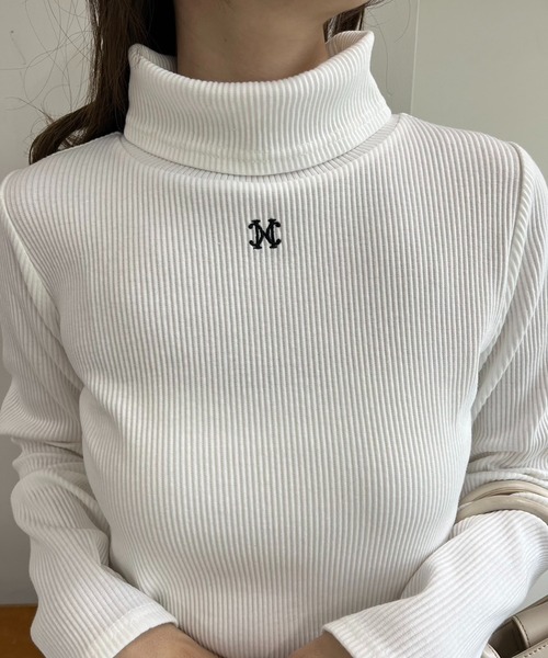 one after another NICE CLAUP(ワンアフターアナザーナイスクラップ)の「イニシャル刺繍ハイネックトップス(Tシャツ/カットソー・レディース・サックスブルー/ライトグレー/ベージュ/オフホワイト/ホワイト×ブラック/ブラック・FREE)」の9枚目の写真