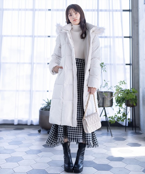 clear（クリア）の「ベルト付きロング丈中綿ダウン（ダウンジャケット/コート・レディース・アイボリー/ブラック・F）」の21枚目の写真