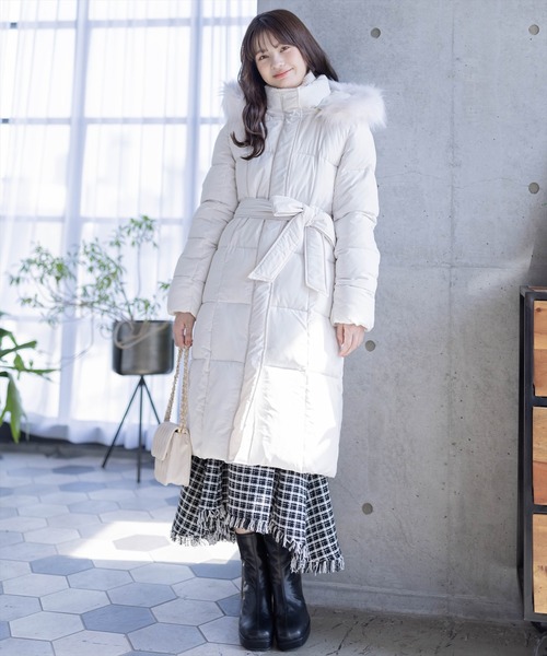 clear（クリア）の「ベルト付きロング丈中綿ダウン（ダウンジャケット/コート・レディース・アイボリー/ブラック・F）」の14枚目の写真