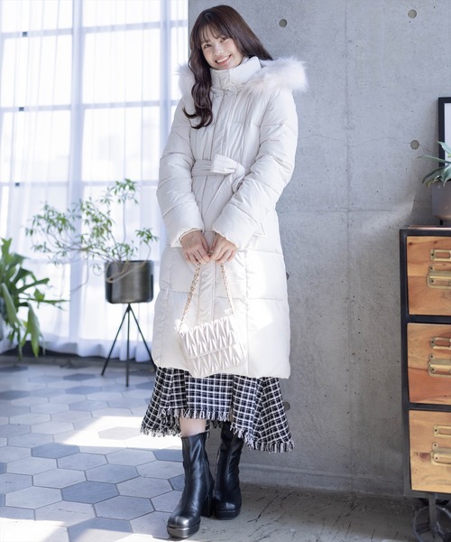 clear（クリア）の「ベルト付きロング丈中綿ダウン（ダウンジャケット/コート・レディース・アイボリー/ブラック・F）」の17枚目の写真