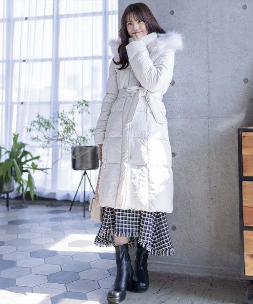 clear（クリア）の「ベルト付きロング丈中綿ダウン（ダウンジャケット/コート・レディース・アイボリー/ブラック・F）」の18枚目の写真
