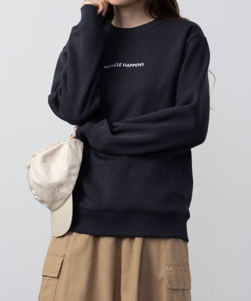 Mac-House（マックハウス）の「裏起毛ワンポイント刺繍入りトレーナー（スウェット・レディース・オートミール/チャコールグレー/ピンク/ブラウン/ホワイト/グリーン系その他/ベージュ/ブルー系その他/ホワイト系その他/グレー系その他/ピンク系その他/イエロー・フリー）」の4枚目の写真
