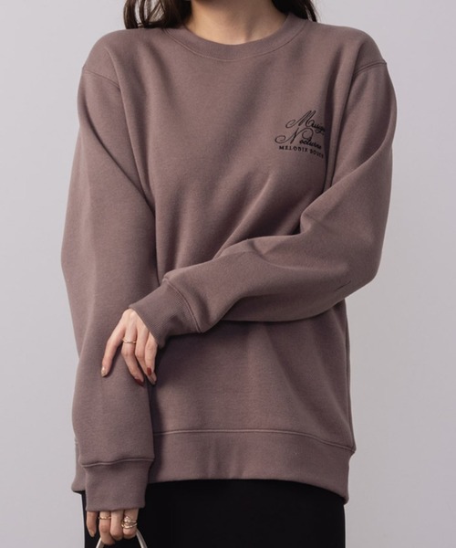 Mac-House（マックハウス）の「裏起毛ワンポイント刺繍入りトレーナー（スウェット・レディース・オートミール/チャコールグレー/ピンク/ブラウン/ホワイト/グリーン系その他/ベージュ/ブルー系その他/ホワイト系その他/グレー系その他/ピンク系その他/イエロー・フリー）」の5枚目の写真
