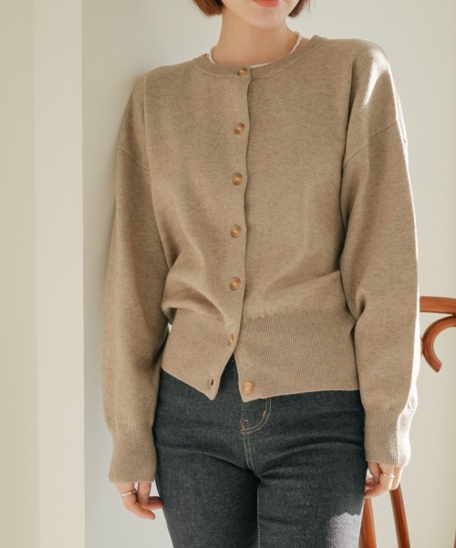 SHOPLIST styled by DHOLIC(ショップリストスタイルドバイディーホリック)の「【SHOPLIST styled by DHOLIC 限定】クルーネック ニット カーディガン(カーディガン/ボレロ・レディース・クリーム/ブルー/イエロー/オレンジ/ブラック/ライトベージュ・FREE)」の3枚目の写真