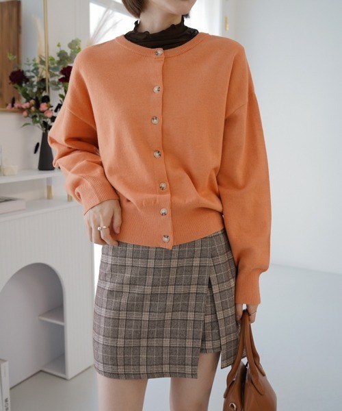 SHOPLIST styled by DHOLIC(ショップリストスタイルドバイディーホリック)の「【SHOPLIST styled by DHOLIC 限定】クルーネック ニット カーディガン(カーディガン/ボレロ・レディース・クリーム/ブルー/イエロー/オレンジ/ブラック/ライトベージュ・FREE)」の6枚目の写真