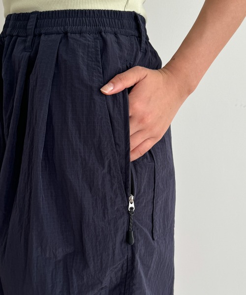 CANAL JEAN（キャナルジーン）の「SUPERTHANKS　ネオショートスラックス（スラックス・レディース・ブラック/ネイビー・SMALL）」の21枚目の写真