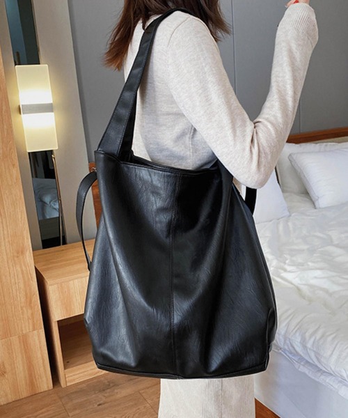 LA VORAGINE(ラ ヴォラジネ)の「A4対応大容量ショルダーバッグ 2WAY シンプルレザートートバッグ(トートバッグ・レディース・グリーン/ブラック/アイボリー・FREE)」の5枚目の写真