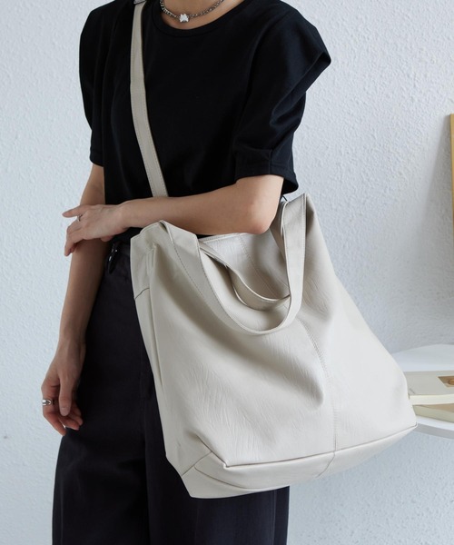 LA VORAGINE(ラ ヴォラジネ)の「A4対応大容量ショルダーバッグ 2WAY シンプルレザートートバッグ(トートバッグ・レディース・グリーン/ブラック/アイボリー・FREE)」の21枚目の写真