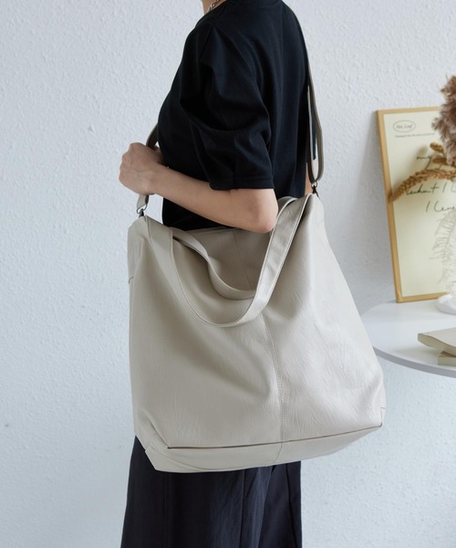 LA VORAGINE(ラ ヴォラジネ)の「A4対応大容量ショルダーバッグ 2WAY シンプルレザートートバッグ(トートバッグ・レディース・グリーン/ブラック/アイボリー・FREE)」の22枚目の写真