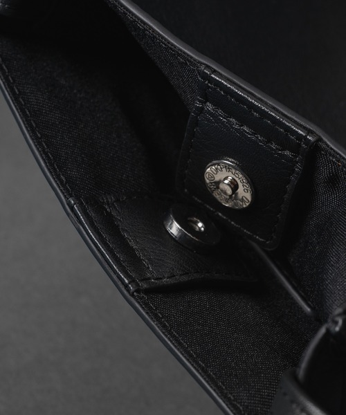 CASPER JOHN（キャスパージョン）の「Cow leather mini shoulder bag/カウレザーミニショルダーバッグ（ショルダーバッグ・メンズ・ブラック・FREE）」の9枚目の写真