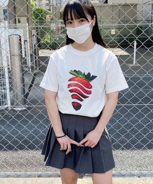 UNIT CHEST（ユニットチェスト）の「【UNIT CHEST】unique unisex T-shirt　OIF designer eggs コラボT Strawberry byHARUKA YAMASAKI（Tシャツ/カットソー・メンズ・ブラック/ホワイト・L/M/S）」の4枚目の写真