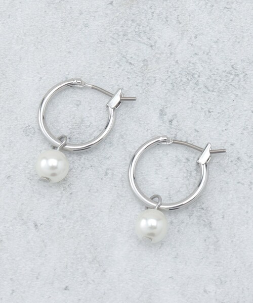 OPAQUE.CLIP(オペークドットクリップ)の「パール調フックピアス(ピアス(両耳用)・レディース・シルバー/ゴールド・00)」の2枚目の写真