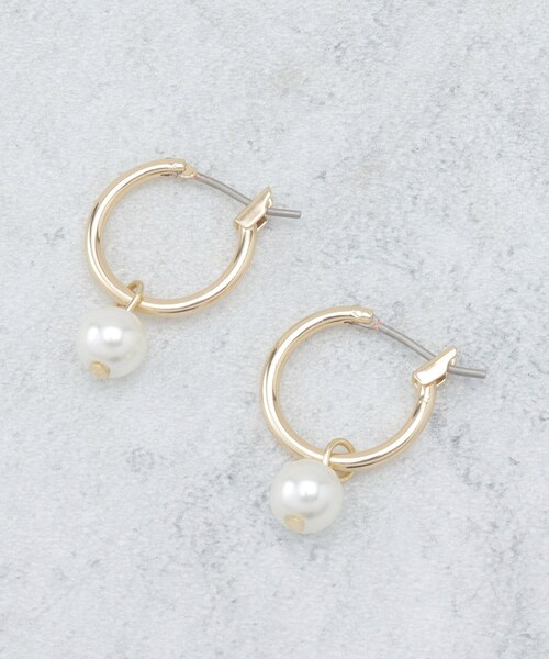 OPAQUE.CLIP(オペークドットクリップ)の「パール調フックピアス(ピアス(両耳用)・レディース・シルバー/ゴールド・00)」の1枚目の写真