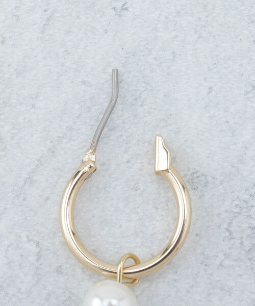 OPAQUE.CLIP(オペークドットクリップ)の「パール調フックピアス(ピアス(両耳用)・レディース・シルバー/ゴールド・00)」の7枚目の写真