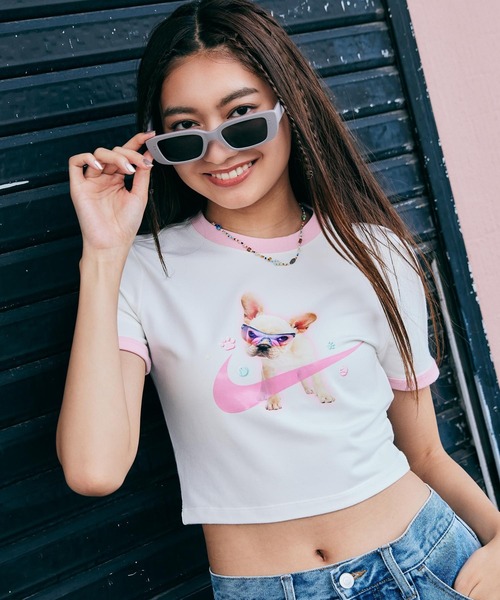 NIKE Swoosh グラフィック スリム クロップド Tシャツ 送関込 NIKE(ナイキ)の「ナイキ スポーツウェア ウィメンズ スリム