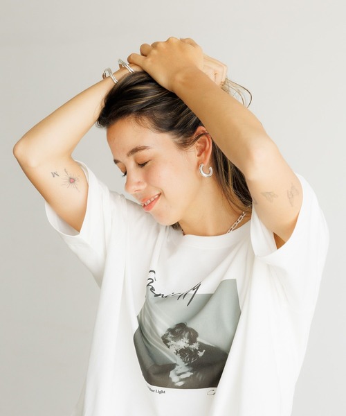 BAYFLOW（ベイフロー）の「[シワになりにくい]フォトプリントワイドＴ（Tシャツ/カットソー・レディース・オフホワイト/ピンク/グレイッシュベージュ・FREE）」の7枚目の写真