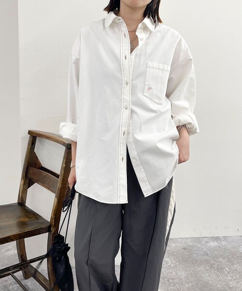 fredy emue（フレディエミュ）の「BASIC デニムシャツ（シャツ/ブラウス・レディース・ネイビー/オフホワイト/ブルー・38）」の8枚目の写真