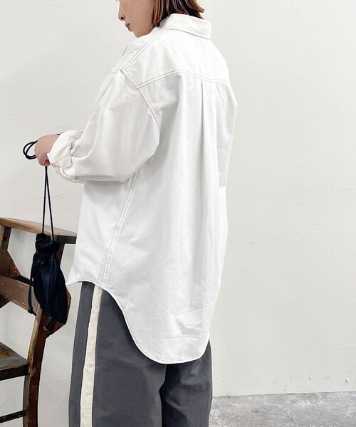 fredy emue（フレディエミュ）の「BASIC デニムシャツ（シャツ/ブラウス・レディース・ネイビー/オフホワイト/ブルー・38）」の10枚目の写真