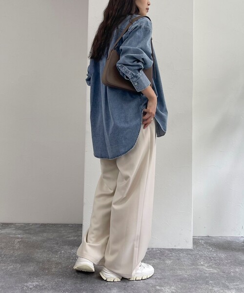 fredy emue（フレディエミュ）の「BASIC デニムシャツ（シャツ/ブラウス・レディース・ネイビー/オフホワイト/ブルー・38）」の18枚目の写真