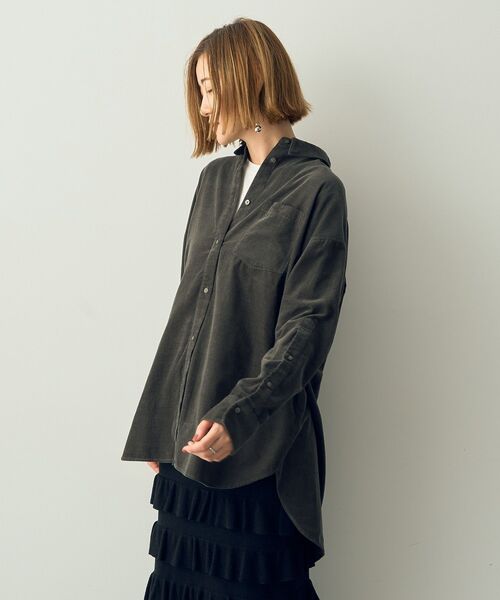 YECCA VECCA（イェッカヴェッカ）の「コーデュロイバック釦デザインシャツ（シャツ/ブラウス・レディース・ピンク/グレイッシュベージュ/チャコールグレー・FREE）」の17枚目の写真