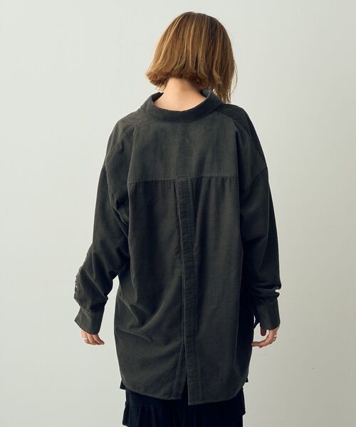 YECCA VECCA（イェッカヴェッカ）の「コーデュロイバック釦デザインシャツ（シャツ/ブラウス・レディース・ピンク/グレイッシュベージュ/チャコールグレー・FREE）」の11枚目の写真